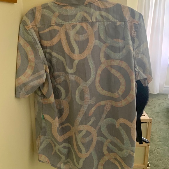 Snake pattern VISSLA button down - Picture 2 of 3